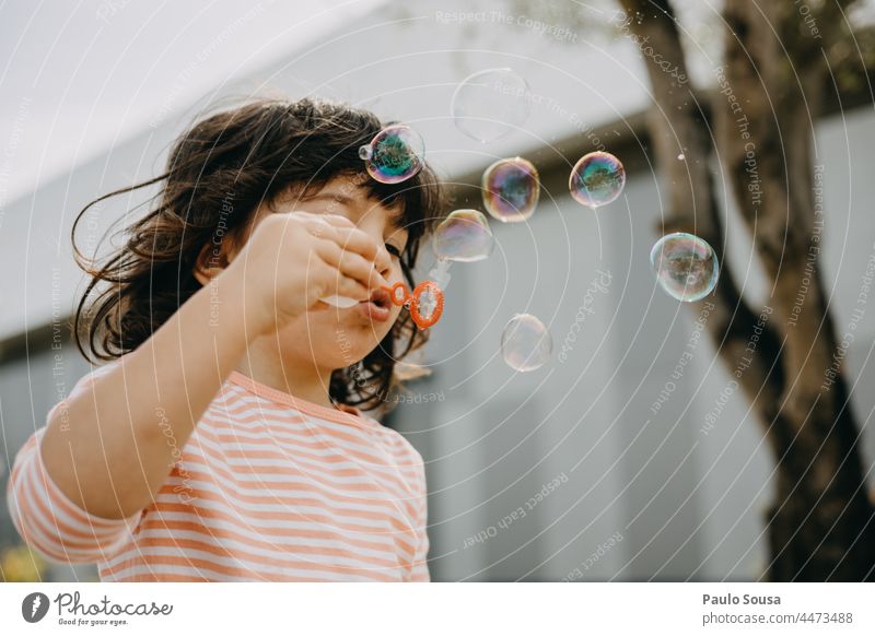 Kind spielt mit Seifenblasen Mädchen 1-3 Jahre Kaukasier Spielen Fröhlichkeit Farbfoto Kindheit Außenaufnahme Mensch Freude Tag Glück Spaß haben Kinderspiel