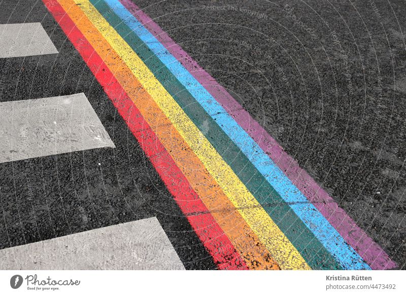zebrastreifen und regenbogen bunt farbig farben regenbogenfarben zeichen symbol symbolisch straße draußen verkehr lgbtq schwul lesbisch lesben schwule