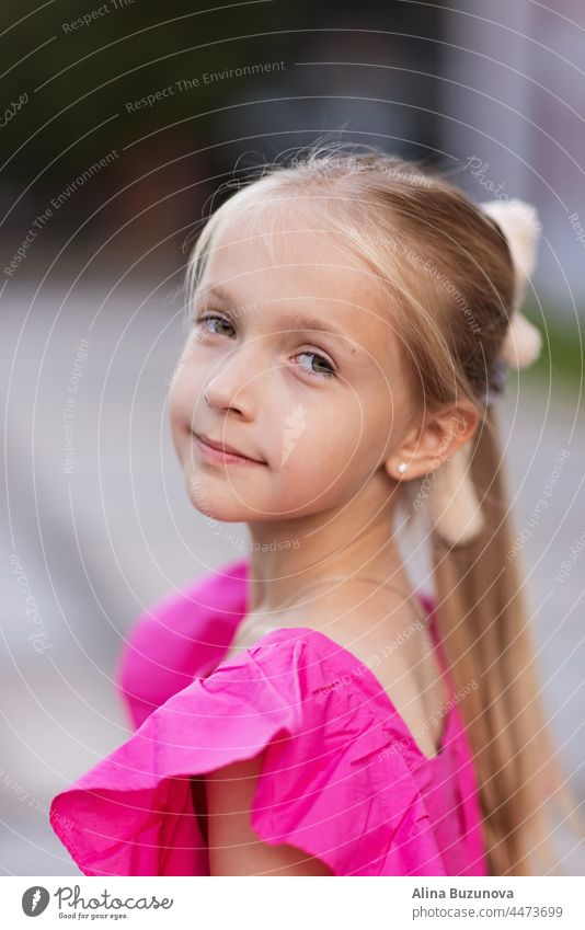 Candid Porträt der niedlichen kleinen Kaukasier blauäugige Mädchen mit blonden Haaren Blick auf die Kamera fühlen sich aufgeregt überglücklich mit glücklichen Kindheit, positive kleine Kind Kind Pose, Kinder Glück Konzept