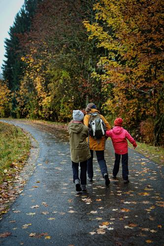 herbstwanderung Herbst wandern Familie Ausflug Familie & Verwandtschaft Natur Kind Zusammensein Eltern Ferien & Urlaub & Reisen Freude Kindheit Erwachsene