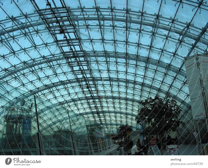 Kuppeldach Dach Frankfurt Flughafen Konstruktion Bogen Moderne Architektur Glas Metall großer Raum große Räume Himmel