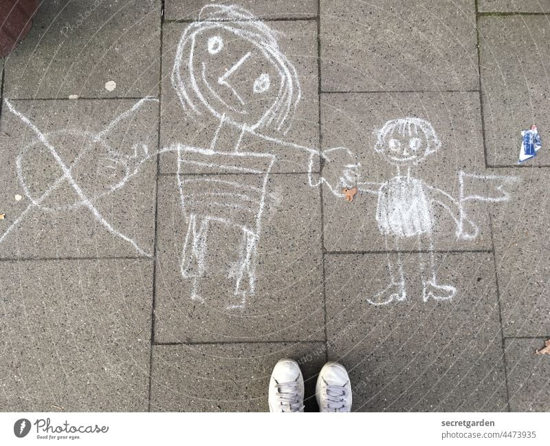 Wir machen das mit den Fähnchen. Graffiti Kindheit Kreide Kreidezeichnung Fussboden Steinplatten Fußgängerweg Spielen Füsse Freude malen Kinderspiel Kreuz