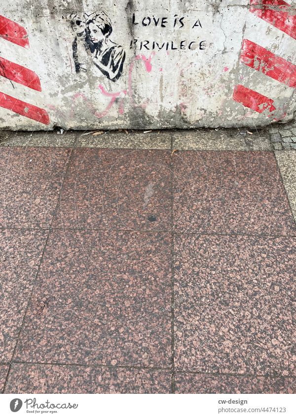 LOVE IS A PRIVILEGE - gezeichnet & gemalt Liebe Frau Streetart Berlin Beton Achtung Rot weiß grau gehweg gehwegplatten Gehwegschäden rot Schilder & Markierungen
