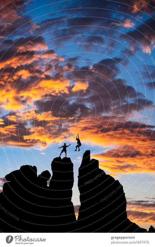 Klettergruppe auf dem Gipfel. Abenteuer Klettern Bergsteigen Erfolg maskulin Mann Erwachsene 2 Mensch 18-30 Jahre Jugendliche Wolken springen selbstbewußt Mut