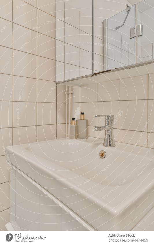 Weißes Waschbecken im hellen Badezimmer Waschraum Waschtisch Spiegel Hygiene Design heimisch täglich privat Stil modern Licht Appartement Innenbereich