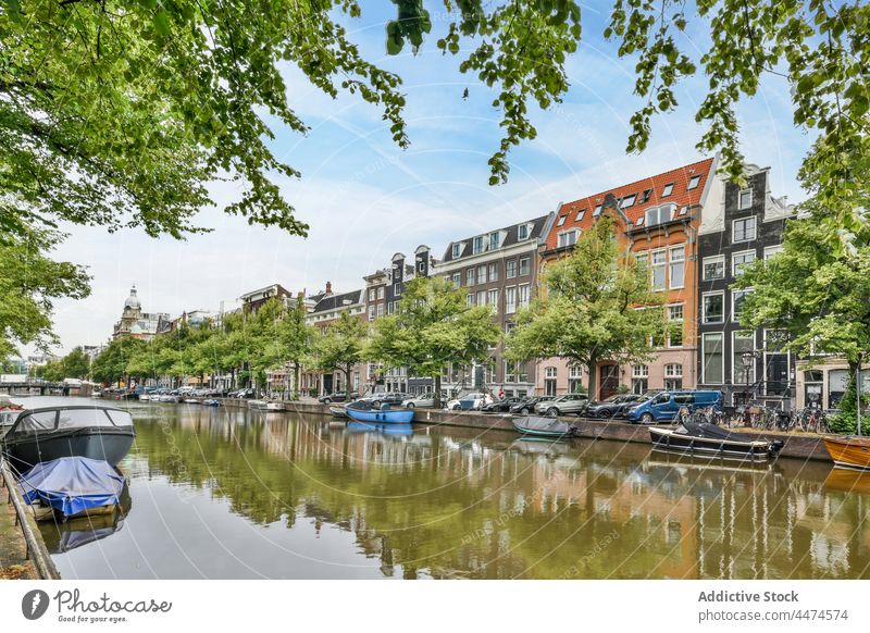 Häuser in der Nähe des Wasserkanals Kanal Boot Architektur klassisch Kultur Amsterdam Niederlande Gebäude Fluss Baum Straße Struktur Tradition Revier Design