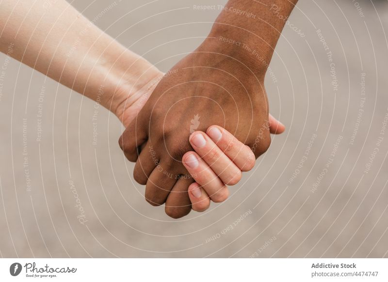 Multiethnische beste Freunde halten sich zärtlich an den Händen Frauen Freundschaft abstützen Einheit Vertrauen gleich Bonden Konzept Zusammensein vereint