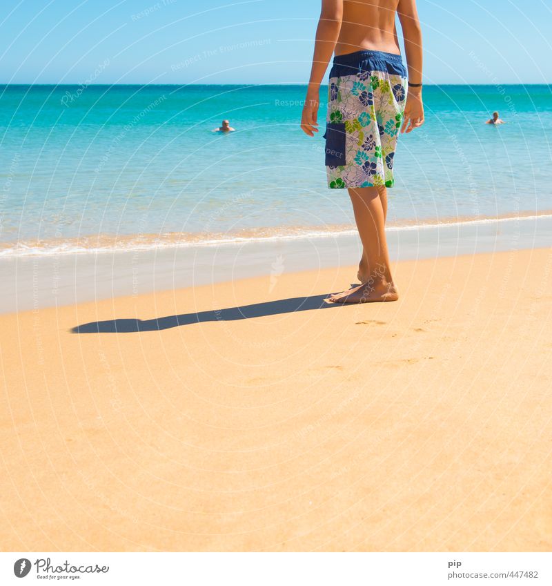 · | · Mensch Junge Junger Mann Jugendliche Leben Rücken Beine Fuß 1 Natur Sand Wasser Sommer Schönes Wetter Küste Strand Meer Schwimmen & Baden stehen exotisch