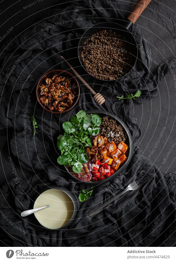 Salat mit Linsen und Basilikum Salatbeilage Lebensmittel Gemüse dienen Küche Mahlzeit kulinarisch Dressing Kochtopf Bestandteil Paprika Kürbis Blatt frisch