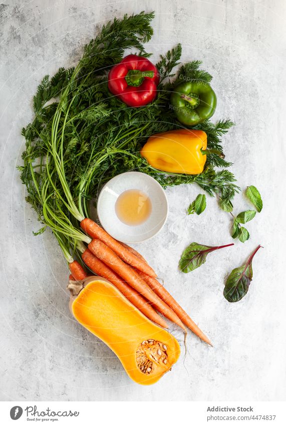 Frisch sortiertes Gemüse auf dem Tisch Vitamin gesunde Ernährung Kürbis Paprika rot grün gelb Möhre Lebensmittel organisch roh natürlich verschiedene Gesundheit