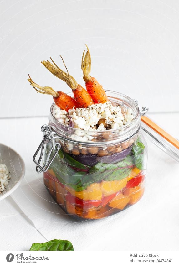 Glasgefäß mit leckerem Salat Salatbeilage Gemüse bulgur Paprika Möhre dienen Mahlzeit Lebensmittel kulinarisch Müsli roh frisch Ernährung Gesundheit organisch
