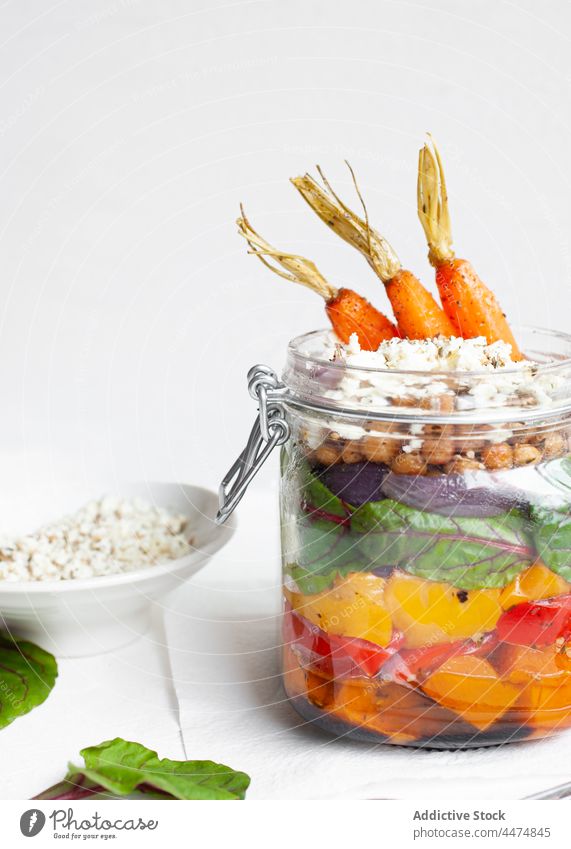 Glasgefäß mit leckerem Salat Salatbeilage Gemüse bulgur Paprika Möhre dienen Mahlzeit Lebensmittel kulinarisch Müsli roh frisch Ernährung Gesundheit organisch