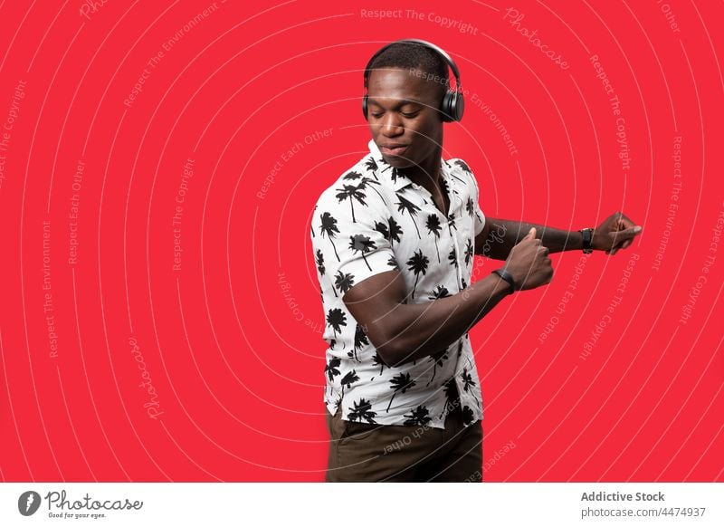 Schwarzer Mann genießt Musik mit modernen Kopfhörern zuhören Hobby Tanzen Drahtlos unterhalten froh genießen Vergnügen männlich Glück Freude Apparatur Klang