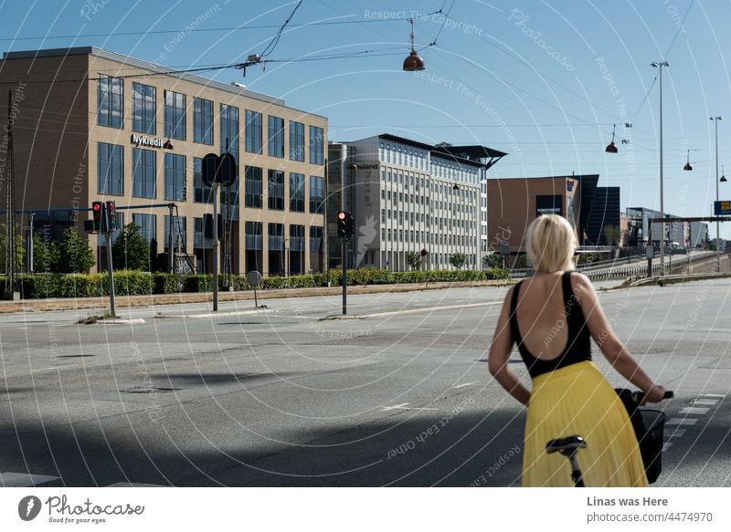 Wenn Sie in Kopenhagen leben, lädt die Stadt selbst zum Radfahren ein. Tatsächlich gibt es in Kopenhagen mehr Fahrräder als Einwohner. Die Architektur der Stadt ist von offenen Räumen und Nachhaltigkeit inspiriert. In den letzten Jahren gab es einen Boom bei der modernen Architektur.