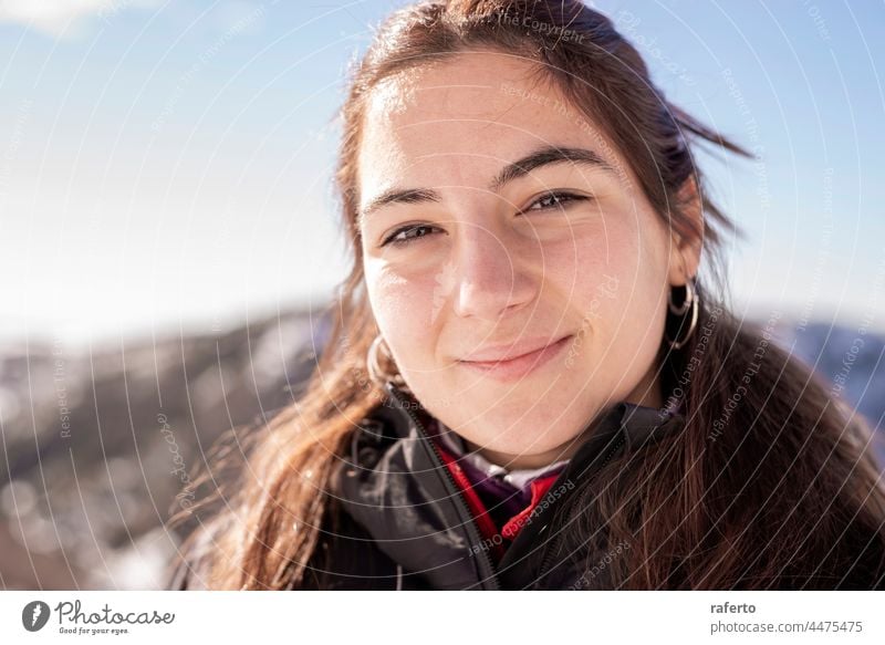 Porträt einer lächelnden jungen hispanischen Frau im Freien heiter Lachen sorgenfrei schön Glück Schönheit 20s Person Lifestyle Lächeln Erwachsener Gesicht