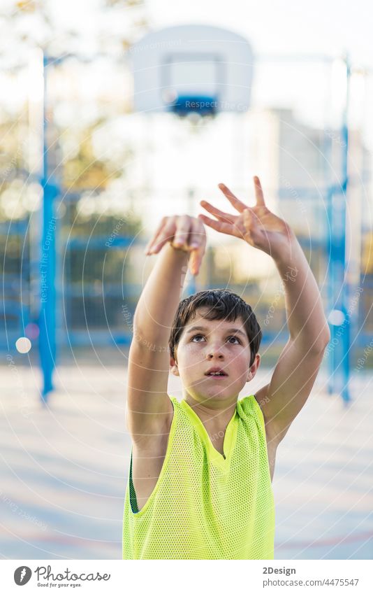 Teenager spielt Basketball auf einem Außenplatz. Ball Sport Spielen Korb Himmel Gericht Reifen blau sportlich spielen springen Training Freizeit Mädchen Jugend
