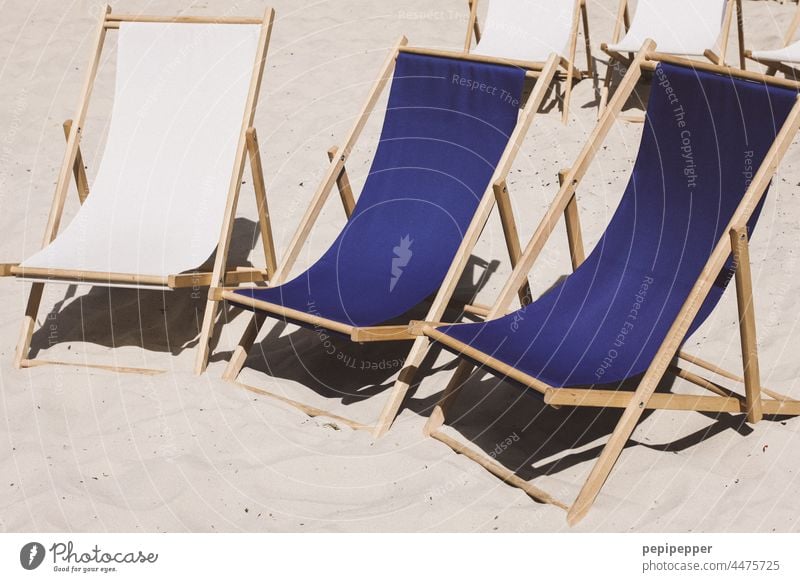 Liegestühle Sand Sandstrand Strand Meer Menschenleer Küste Ferien & Urlaub & Reisen Sommer Erholung Sommerurlaub Tourismus Außenaufnahme Schönes Wetter ruhig