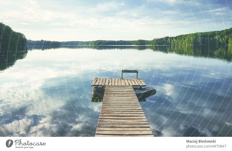 Holzsteg am ruhigen Lipie-See, farbig getöntes Bild, Polen. Natur Wasser Himmel Pier Horizont Reflexion & Spiegelung malerisch friedlich Windstille Einfluss