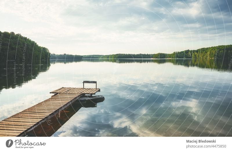 Holzsteg an einem ruhigen See, Polen. Natur Wasser Himmel Pier Horizont Reflexion & Spiegelung malerisch friedlich Windstille schön Landschaft Tag noch