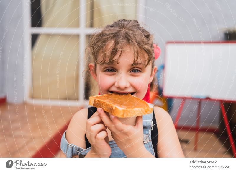 Mädchen isst Brot mit Marmelade Kind essen Lebensmittel Kindheit Snack Appetit & Hunger Biss hungrig Licht Raum bezaubernd niedlich geschmackvoll lecker süß