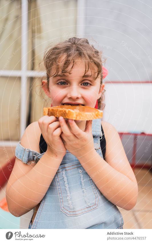 Mädchen isst Brot mit Marmelade Kind essen Lebensmittel Kindheit Snack Appetit & Hunger Biss hungrig Licht Raum bezaubernd niedlich geschmackvoll lecker süß