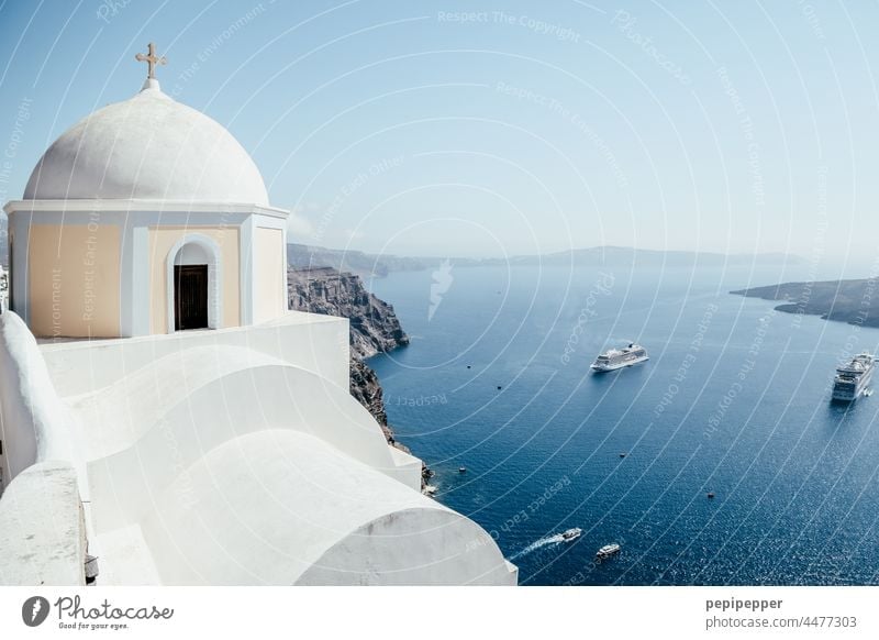 Santorin mit Fährschiffen im Hintergrund Insel Inseln Inselkette Griechenland Meer blau Außenaufnahme Mittelmeer Kykladen Ägäis Farbfoto Menschenleer