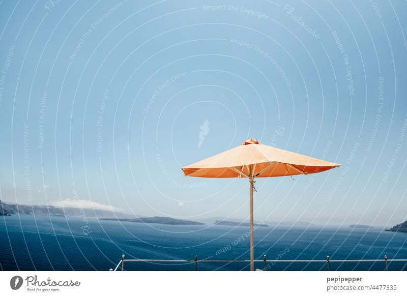 gelber Sonnenschirm auf einer Terrasse in Griechenland Sonnenschirme sonnenschutz Schirm Sommer Ferien & Urlaub & Reisen Strand Sommerurlaub Erholung Tourismus