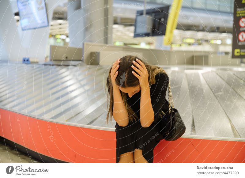 Frustrierte Frau verliert Gepäck im Flughafen Reisender verirrt frustrieren beunruhigt Förderband Gurt Terminal ankommen reisen Passagier Ausflugsziel