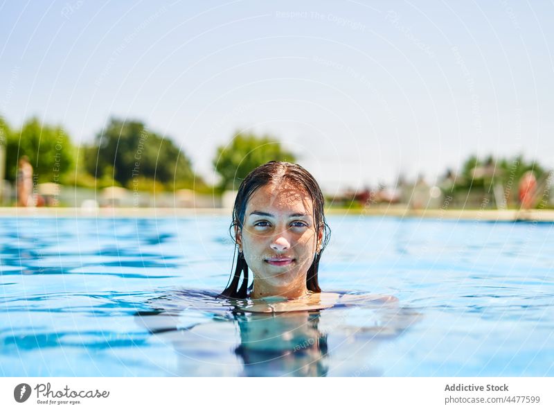 Junge Frau im Schwimmbad Wasser Sommer Pool schwimmen Glück Resort Urlaub Lächeln nasses Haar Wochenende Freude Sauberkeit froh Feiertag Vergnügen Beckenrand