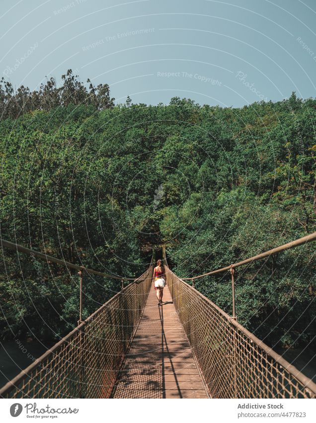 Reisende Frau auf Brücke im Wald Reisender Suspension Park reisen Steg erkunden Abenteuer fragas do eume Spanien Natur Ausflugsziel Entdecker Waldgebiet Wälder