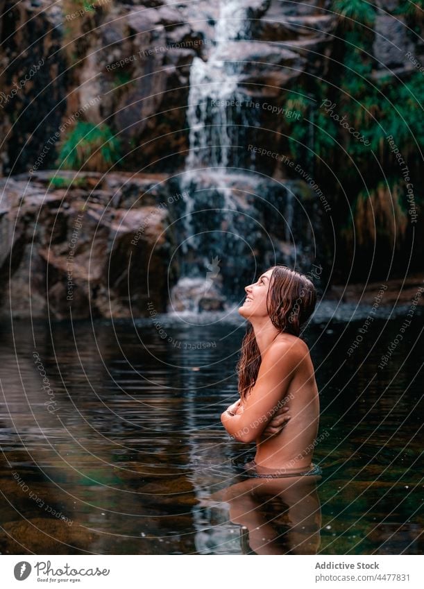Nackte Frau im See bei Wasserfall Reisender nackt reisen Teich Lächeln Park Casarino-Fieber Spanien Sommer Deckbrust Natur idyllisch genießen natürlich Harmonie