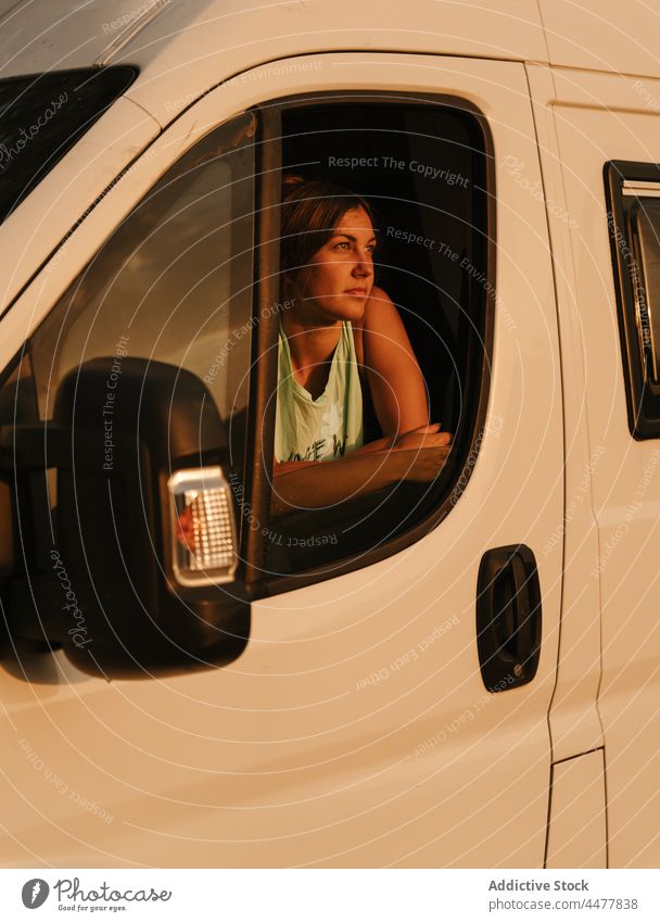 Verträumte Frau im Wohnmobil am Abend Reisender Kleintransporter Sonnenuntergang verträumt ruhig reisen Spanien genießen bewundern Gelassenheit friedlich