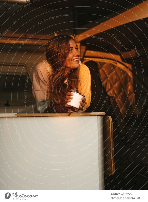 Glücklicher Reisender mit Tasse im Van Frau Wohnmobil Kleintransporter Sonnenuntergang trinken Wohnwagen reisen Spanien Tee genießen Becher Kaffee heiß