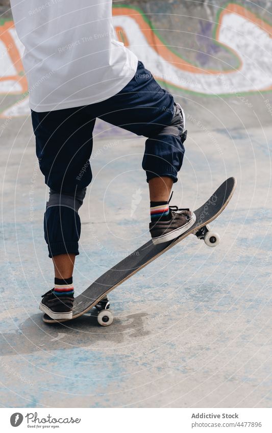 Anonymer Jugendlicher mit Skateboard im Skatepark Person behüten Skateplatz Mitfahrgelegenheit Training Hobby Skater extrem Bewegung Schlittschuh Energie Rampe