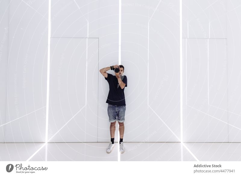 Junger Mann fotografiert Lichtkorridor in modernem Gebäude fotografieren Fotoapparat Gang Wandelhalle sehr wenige Architektur Fotografie Tourist Stil Design