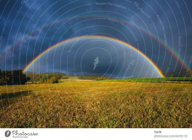 Double Rainbow regenbogen sonne wechselhaft natur natürlich Naturphänomene outdoor wetter aprilwetter bunt farbenfroh rund doppelt wiese feld Blauer Himmel