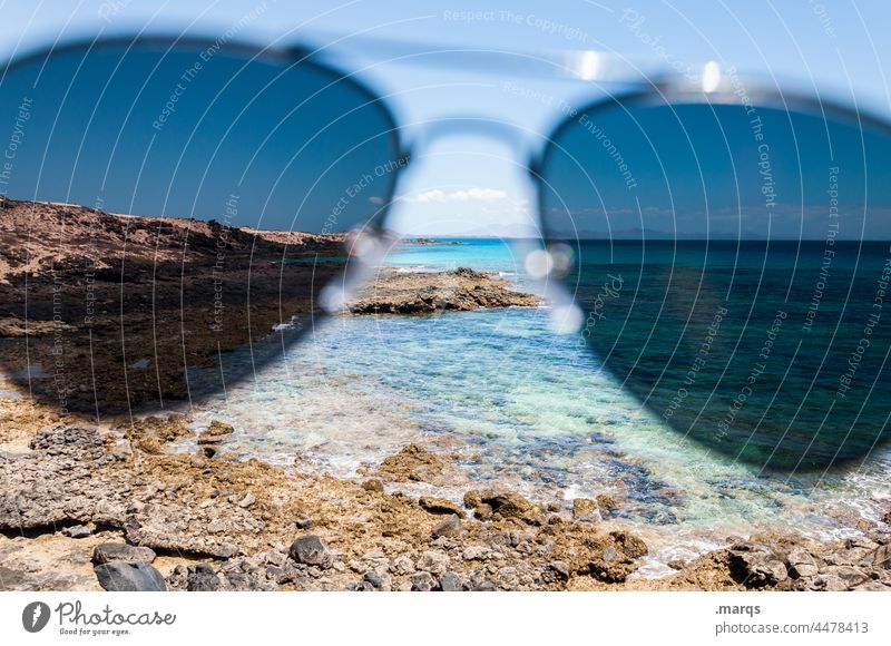 Durchblick im Urlaub Meer Felsen Küste Horizont Schönes Wetter Sonnenbrille Tourismus Experiment Sommer Ferien & Urlaub & Reisen Brille Wasser Getönt Gefiltert