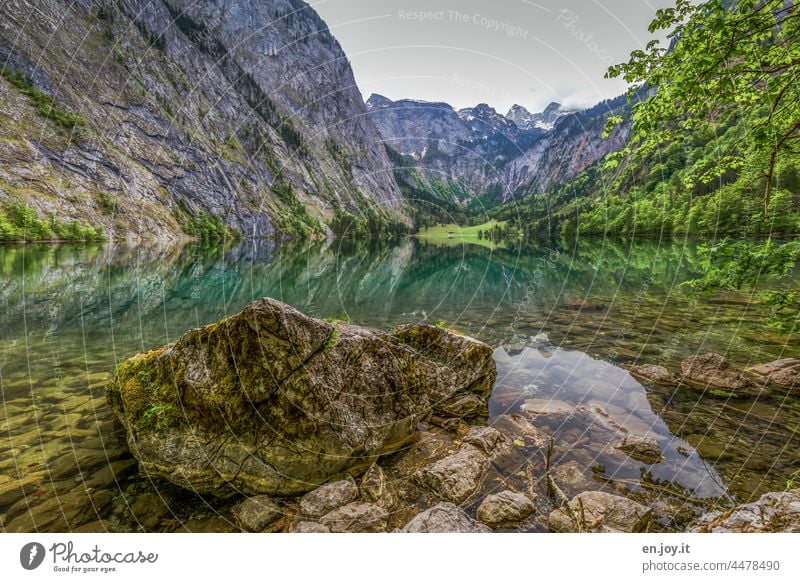 großer Felsen in einem Bergsee mit Spiegelung in grüner Umgebung See Obersee Köngissee Berge Wasser Türkei Reise Urlaubsstimmung Reflexion & Spiegelung sauber