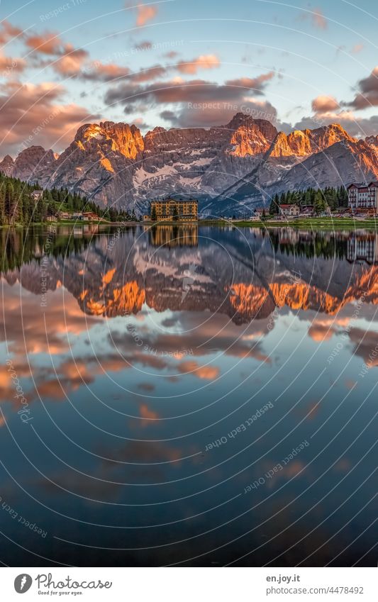 Misurinasee Dolomiten See Bergsee Spiegelung Reflexion & Spiegelung Abendstimmung Sonnenuntergang alpenglühen Wolken Wasser Seeufer Idylle Menschenleer