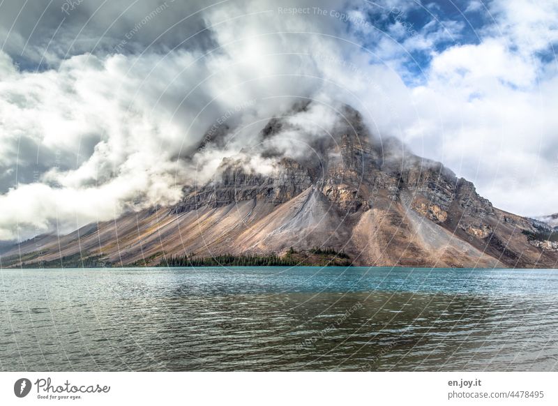 1600 | Bergsee mit tief im Berg hängenden Wolken bow lake Kanada Alberta See Wetter Ferien & Urlaub & Reisen Banff National Park Nordamerika Berge u. Gebirge