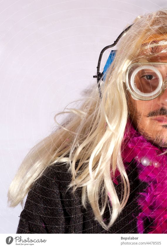 Mann mit blonder Perücke Boa Karnevalsperücke Verwirrung Gesicht Phantasiekostüm schwul Brille hart männlich Männer rosa trans Müll Frauen Homosexualität boas