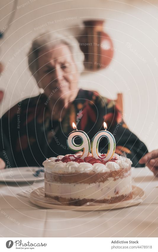 Ältere Frau feiert Geburtstag mit Familie feiern Kuchen Schlag Kerze zu Hause in die Hände klatschen 90 relativ Sitzung Veranstaltung festlich Lebensmittel