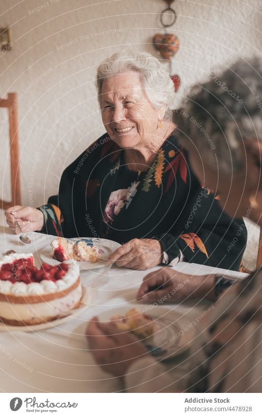Ältere Frau mit weiblichem Gast bei einer Geburtstagsfeier älter feiern Kuchen 90 festlich dine Rentnerin graues Haar gealtert Senior Veranstaltung Kerze