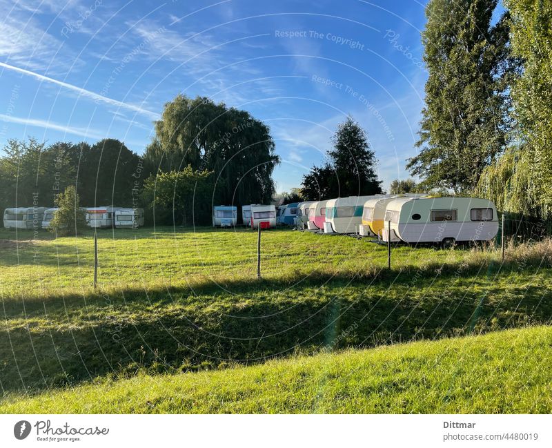 Bunte Wohnwagenwiese plus Chemtrails Camping Caravan bunt Wiese Stellplatz