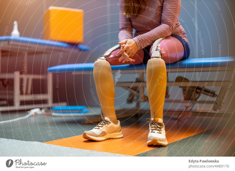 Frau mit Beinprothese Physiotherapie Tatkraft Wiederherstellung Rehabilitation Stärke Training Beine Übung Fitness Sport Gesundheit Körper Fitnessstudio aktiv