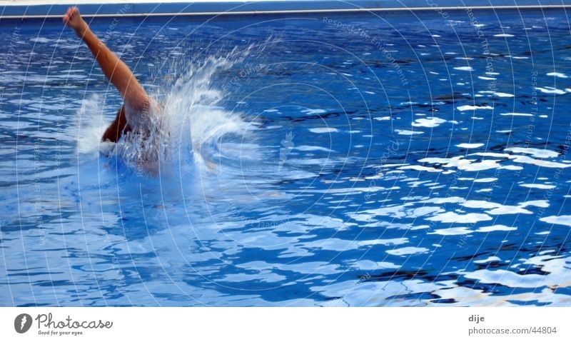 und tschüß ... Schwimmbad springen spritzen Sport Wasser blau Schwimmen & Baden