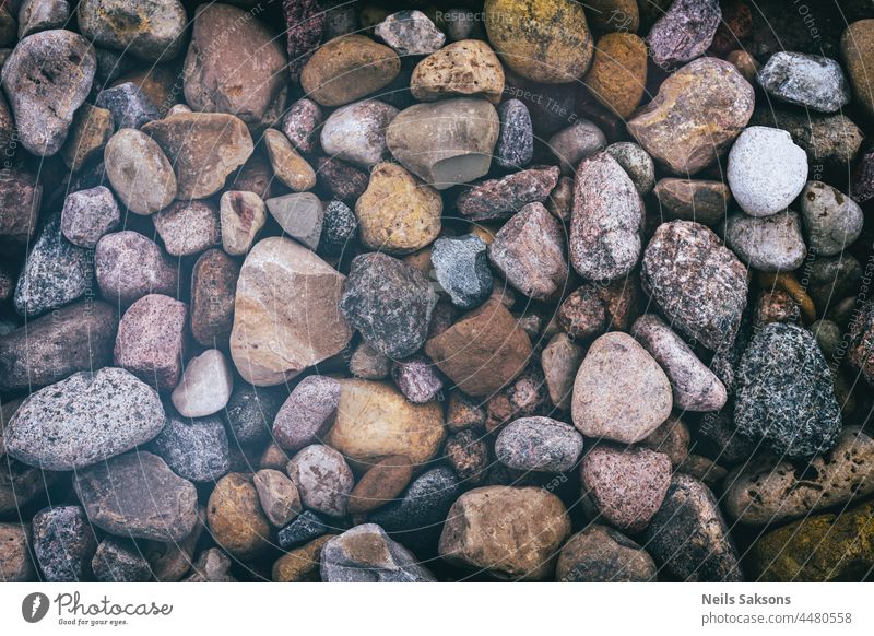 kleine bunte Felsen und Kieselsteine als Hintergrund. Stein Textur, Vintage-Stil abstrakt Hintergründe Strand schwarz Küste Farbe bedeckt dekorativ