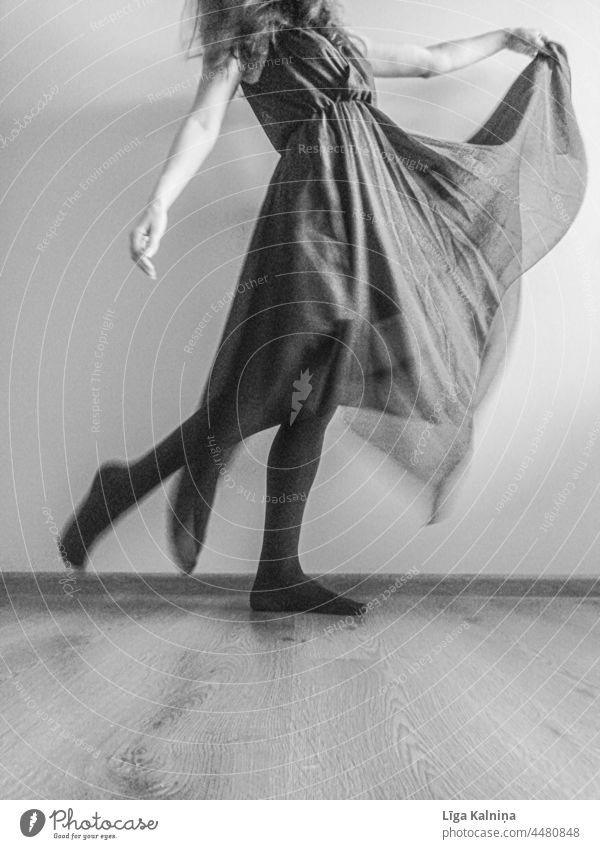 Frau tanzt in einem Kleid Junge Frau Jugendliche feminin Erwachsene Mensch Schwarzweißfoto schön anonym Körper angekleidet Bekleidung Stoff elegant dünn Tanzen
