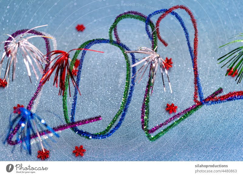 2022 Neujahrspostkarte mit festlichen bunten Pfeifenreinigern. türkis Postkarte Kalender Monat Termin & Datum Feier Jahr Farben blau Nummer schreibend Saison