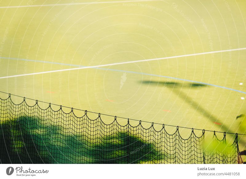 Netz, Schatten, Linien und helles Grün oder ein leerer Sportplatz im Sonnenschein grün sonnig licht Spielfeld Ballsport Freizeit & Hobby Spielen Sportstätten